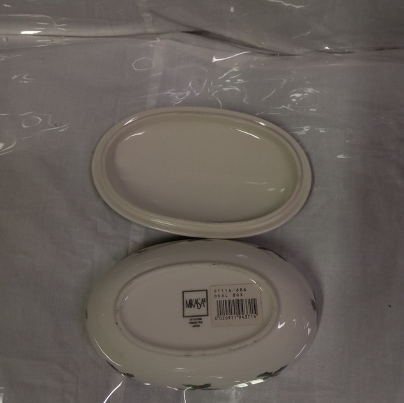 Mikasa Christmas Oval Candy/Trinket Dish Porcelain Ceramic Basket of Poinsettas - Picture 5 of 7